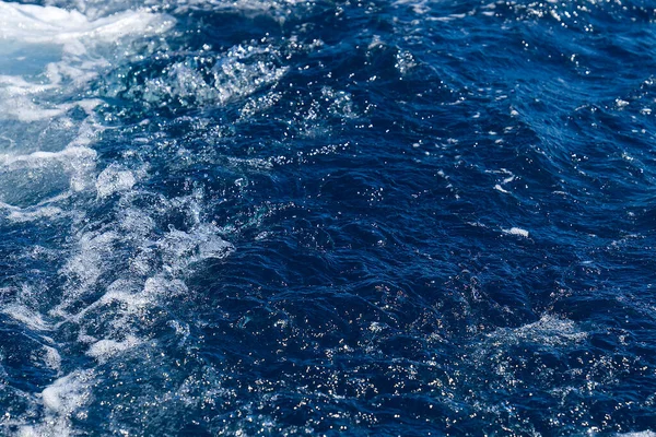 深蓝绿色和蓝色地中海，背景质感好。浅海水面背景照片 — 图库照片