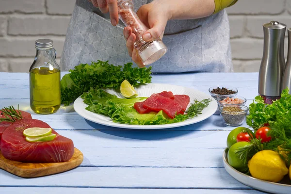 O atum cru fresco foi cortado em pedaços. Peixe de atum de cozinha — Fotografia de Stock