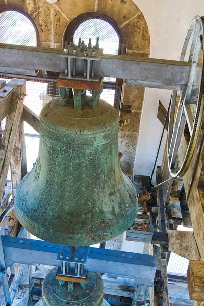 Kilise kulesinde geleneksel orta yaşlı çanlar. Çan ve montaj inşaatı. Kulenin tepesindeki çan görüntüsü