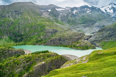 Etrafı görkemli dağlarla çevrili bu dağ deposunun güzelliğini keşfedin. Turkuaz sular gökyüzünü yansıtıyor, doğa meraklıları ve gezginleri için mükemmel bir manzara sunuyor..