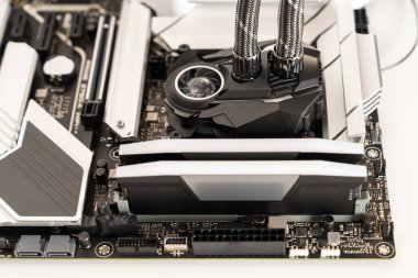 Gelişmiş soğutma çözümleri ve RAM modülleri içeren bir bilgisayar ana kartının yakın çekimi. Bilgisayar binalarını, oyun setlerini ve teknoloji kavramlarını sergilemek için mükemmel..