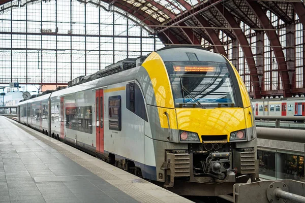 Belçika, Antwerpen 'deki Antwerpen Merkez İstasyonu' nda şık bir elektrikli tren bekliyor. Bu resim, Avrupa demiryollarının hareketli şehir atmosferindeki güzelliğini gösteriyor..