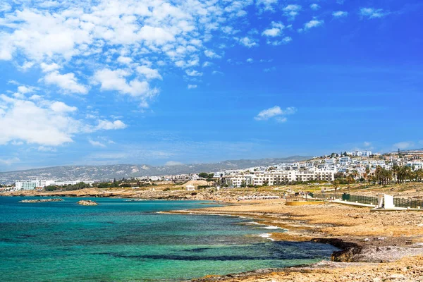 Berrak turkuaz sularla sersemletici sahil manzarası yumuşak kumlu plajlarla buluşuyor, seyahat broşürleri ve tatil promosyonları için sakin ve pitoresk bir manzara yaratıyor..