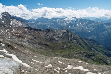 Alplerin nefes kesici güzelliğini keşfedin, görkemli zirvelerin yemyeşil vadilerle buluştuğu. Macera ve keşif için mükemmel bir yer, seyahat promosyonları için ideal..