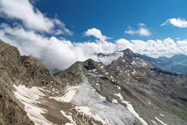 Avusturya Alpleri, Kaprun 'un nefes kesici dağlarını keşfedin, görkemli dağlar ve buzullar. Seyahat broşürleri ve doğa fotoğrafçılığı için mükemmel..