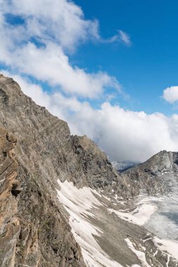 Avusturya Alplerinde Kaprun 'un çarpıcı güzelliğini tecrübe edin. Bu nefes kesici manzara fotoğrafçılığı görkemli zirveler ve el değmemiş buzullar sergiliyor, seyahat ve doğa tanıtımı için mükemmel..