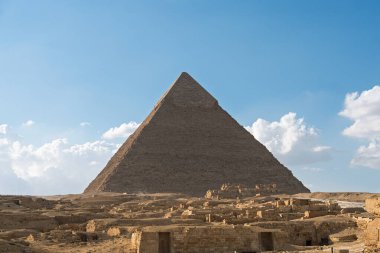 Büyük Giza Piramidini keşfedin, antik Mısır 'ın ikonik bir mucizesi. Devasa yapısı ve zengin tarihi gezginleri ve tarih meraklılarını cezbeder..