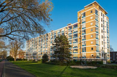 Lahey 'de yaşayan kenti bu çarpıcı apartmanla keşfedin. Modern mimari ve canlı toplum yaşamı bu güzel şehirde bir araya gelir..