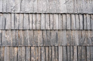 Bu resim ahşap kiremitleri aşındırarak eski ahşabın cazibesini ortaya koyuyor. Özgeçmiş ve dokular için idealdir. Tasarımlarına eşsiz desenleri ile kırsal bir dokunuş ekler..