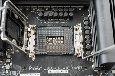 Tallinn, Estonya, 01.12.2025 - Asus ProArt Z890-CREATOR WIFI ana kart işlemci soketine yakın çekim. Yüksek kaliteli parçalar arayan teknoloji meraklıları ve bilgisayar yapımcıları için mükemmel..