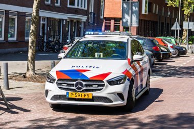 Rotterdam, Hollanda, 20.04.2025 Hollanda Ulusal Polis Teşkilatı 'ndan bir Mercedes-Benz B-sınıfı polis arabası bir şehir caddesinde park halinde..