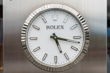 7.08.2024 - Lichtenstein. Zarafet ve hassasiyeti temsil eden, dakiklik ve lüks temaları için mükemmel bir zaman dilimi. Bu çarpıcı saat zamansız stili yakalar..