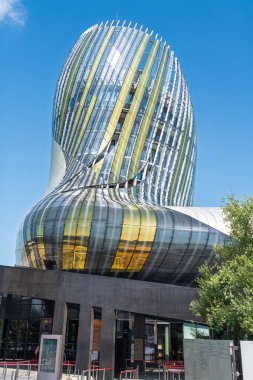 Fransa 'nın Bordo şehrinde şarap kültürünü kutlayan modern bir müze olan La Cite du Vin' i keşfedin. Eşsiz mimarisini tecrübe edin ve kendinizi şarap dünyasına daldırın..