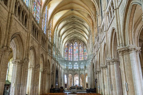 Chartres, Fransa 'daki çarpıcı Chartres Katedrali' ni keşfedin. Bu Gotik mucize zarif kemerler ve canlı vitraylar içeriyor. Mimari güzelliğiyle ziyaretçileri büyülüyor..