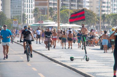 Rio de Janeiro, Brezilya 'daki Copacabana Plajı - 15 Ağustos 2020: Rio de Janeiro' daki Copacabana Sahili 'nin tadını çıkaran kişi.
