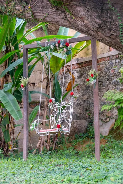 Witte Schommel Met Houten Voet Met Decoratieve Rozen Rio Janeiro — Stockfoto
