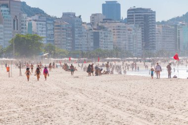 Rio de Janeiro, Brezilya 'daki Copacabana Plajı - 15 Ağustos 2020: Rio de Janeiro' daki Copacabana Sahili 'nin tadını çıkaran kişi.