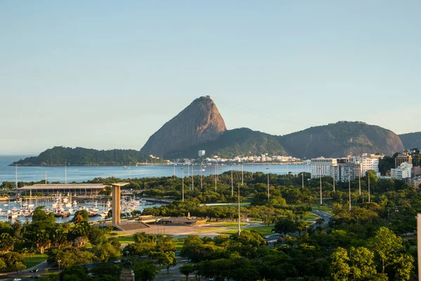 Brezilya Rio de Janeiro 'da Flaman atık sahaları, şekerleme ve guanabara körfezi manzarası.