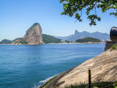 Brezilya 'nın Rio de Janeiro şehrinde azottan görülen şekerli dağ.