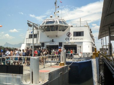 Rio de Janeiro Brezilya 'da Rio x niteroi' yi bağlayan feribot - 01 Ocak 2010: Guanabara körfezine gelen yolcular Rio de Janeiro ve Niteroi şehirleri arasında seyahat ediyor..
