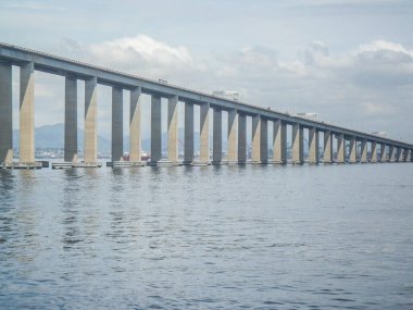 Rio x niteroi köprüsü Rio de Janeiro Brezilya - 01 Ocak 2010: Rio de Janeiro şehirlerini Brezilya 'nın en güzel şehirlerinden biri olan nitroi şehrine bağlayan köprü.