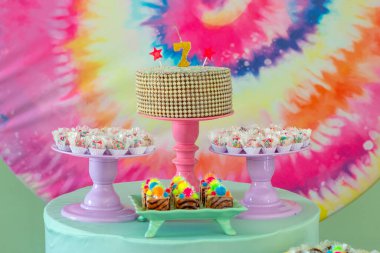 Rio de Janeiro 'da kravat boyası temalı yedi yıllık parti dekorasyonu..