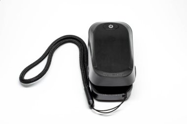 kan oksijeni doygunluğunu beyaz arkaplanda ölçmek için siyah oksimetre.