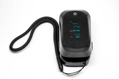 kan oksijeni doygunluğunu beyaz arkaplanda ölçmek için siyah oksimetre.