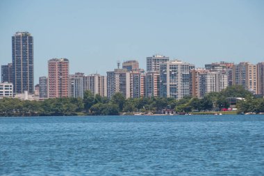 Rio de Janeiro Brezilya 'daki Rodrigo de Freitas lagününün manzarası.