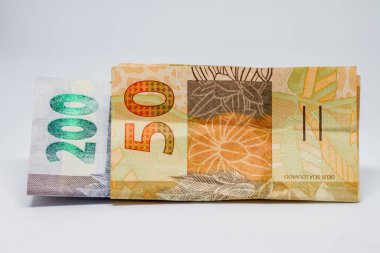 İki yüz elli gerçeklik banknotlar, toplamda iki yüz elli..