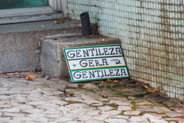 Portekizce yazılmış bir plaket, Rio de Janeiro Brezilya 'daki iyi bilinen şairin meşhur sözü olan kibarlık üretir..