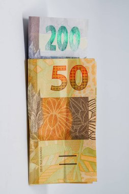 İki yüz elli gerçeklik banknotlar, toplamda iki yüz elli..