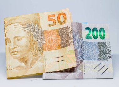 İki yüz elli gerçeklik banknotlar, toplamda iki yüz elli..