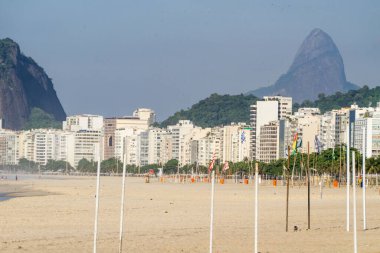 Rio de Janeiro Brezilya 'daki ikinci Coronavirüs dalgası sırasında Copacabana plajı bomboştu..