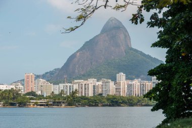 Rio de Janeiro Brezilya 'daki Rodrigo de Freitas lagününün manzarası.