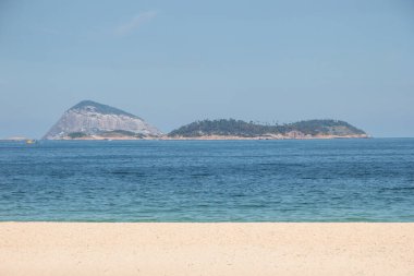Rio de Janeiro Brezilya 'daki Coronovirüs salgınının ikinci dalgası sırasında boş ipanema plajı..