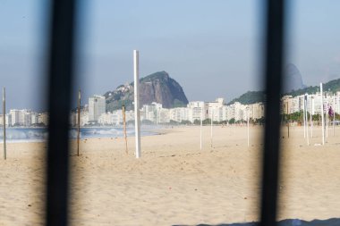 Rio de Janeiro Brezilya 'daki ikinci Coronavirüs dalgası sırasında Copacabana plajı bomboştu..