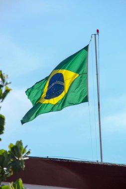 Rio de Janeiro Brezilya 'da açık havada dalgalanan Brezilya bayrağı.