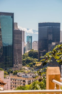 Rio de Janeiro şehir merkezinde, Brezilya 'nın Santa Teresa mahallesinin tepesinden görüldü..