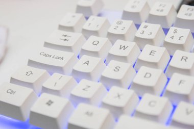 Rio de Janeiro Brezilya 'da renkli ışıkları olan beyaz oyuncu klavyesi.