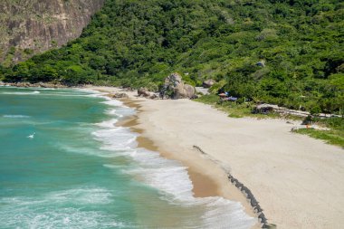Brezilya 'daki Rio de Janeiro' nun batı yakasında küçük bir sahil..