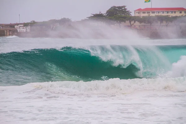 在2021年袭击科帕卡巴纳市的巨浪中 科帕卡巴纳海滩上的巨浪汹涌而来 — 图库照片