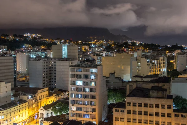 Rio de Janeiro şehir merkezindeki bir binanın tepesinden gece görüşü..