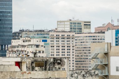 Rio de Janeiro 'nun merkezindeki bir binanın tepesinden manzara.