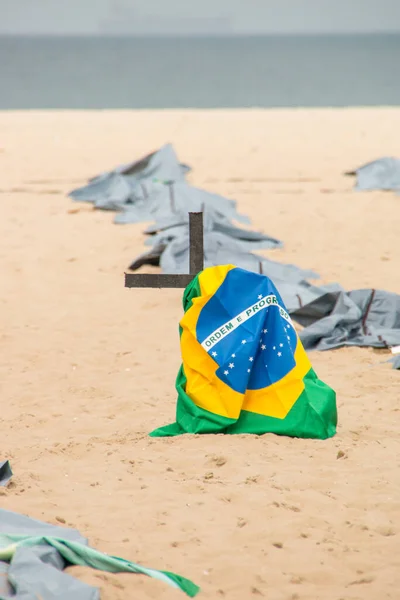 Бразильский Флаг Вершине Креста Время Демонстрации Против Политики Бразильского Правительства — стоковое фото