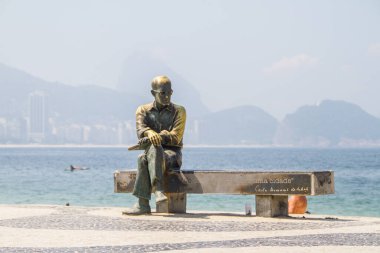 Rio de Janeiro, Brezilya 'daki Copacabana plajında bulunan şair Carlos Drummond de Andrade' nin heykeli - 27 Mart 2021: ana Brezilyalı şairlerden Carlos Drummond de Andrade 'nin heykeli.