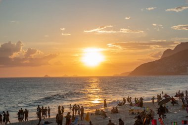Rio de Janeiro, Brezilya 'da gün batımı - 16 Ocak 2021 Rio de Janeiro Ipanema plajında gün batımı.
