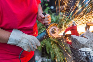 Demirci demir kesmek için testere kullanıyor..