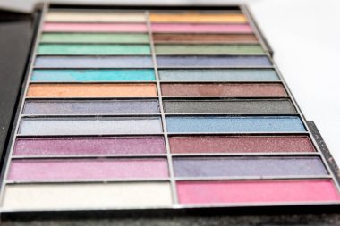 Rio de Janeiro 'da beyaz arka planda makyaj, göz falı paleti.