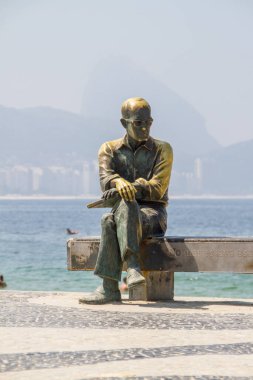 Rio de Janeiro, Brezilya 'daki Copacabana plajında bulunan şair Carlos Drummond de Andrade' nin heykeli - 27 Mart 2021: ana Brezilyalı şairlerden Carlos Drummond de Andrade 'nin heykeli.